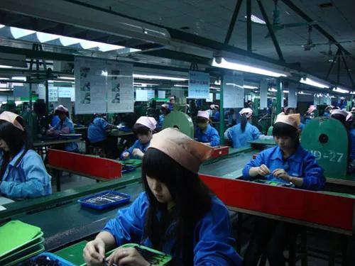 临近过年深圳迎来招工高峰,各路人士都选择进厂,工价低却抢着干